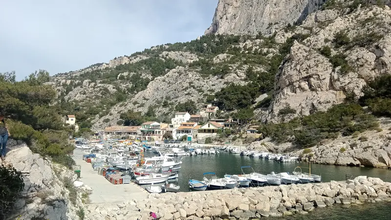 Le petit port de la calanque de Morgiou et ses barques, au pied des falaises, à Marseille