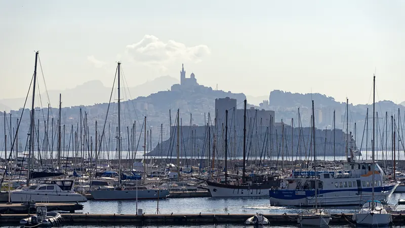 Voiliers du port du Frioul avec le château d'If et Notre-Dame de la Garde à l'horizon