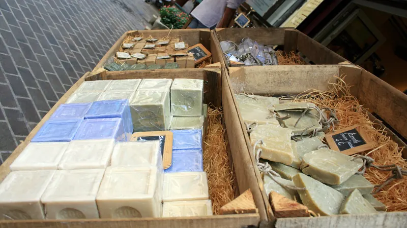 Cubes de savon de Marseille vendus en vrac dans des caisses en bois sur un marché provençal