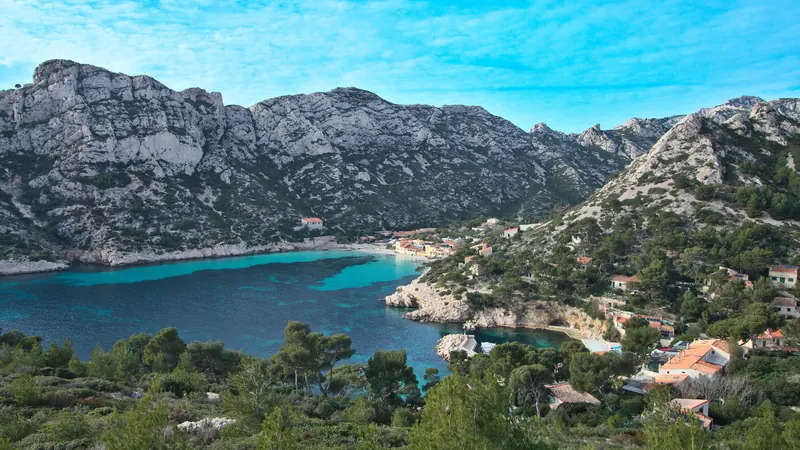 La calanque de Sormiou et son eau turquoise entourée de falaises calcaires, dans le parc national des Calanques à Marseille
