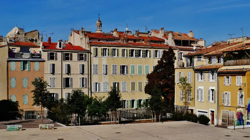 Façades colorées et volets du quartier du Panier, le plus ancien quartier de Marseille, sous un ciel bleu
