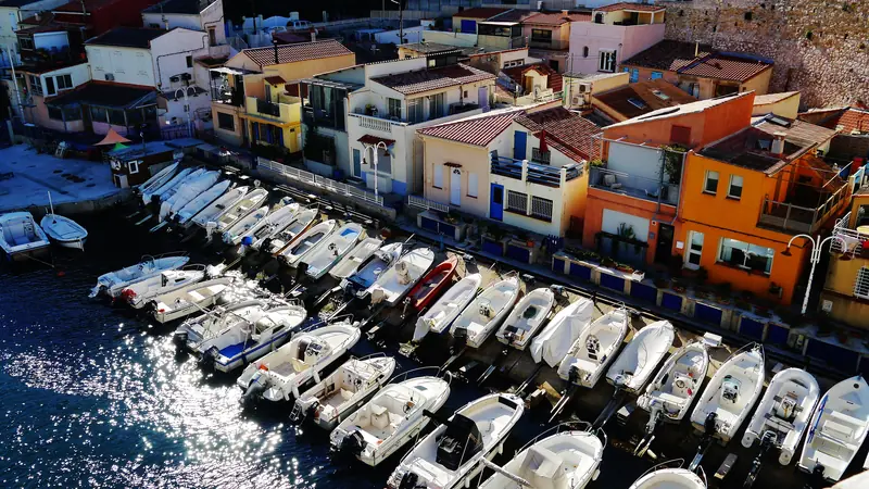 Le Vallon des Auffes à Marseille : petit port de pêche aux barques blanches serrées au pied de maisons colorées