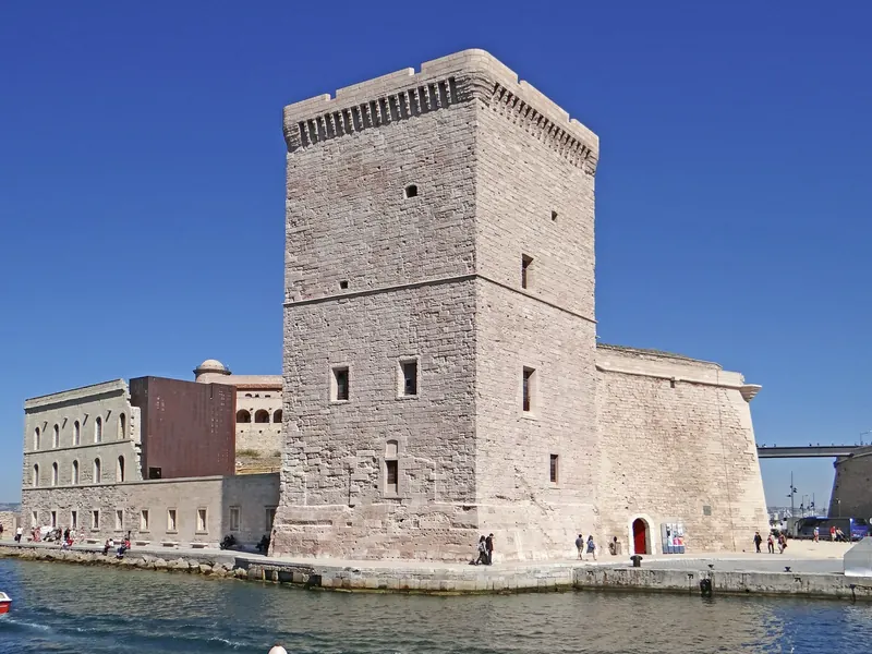 La tour du Roi René du fort Saint-Jean au bord de l'eau, à l'entrée du Vieux-Port dans le 2e arrondissement de Marseille