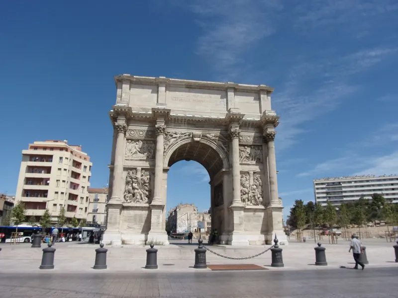 L'arc de triomphe de la Porte d'Aix, place Jules-Guesde, dans le 3e arrondissement de Marseille