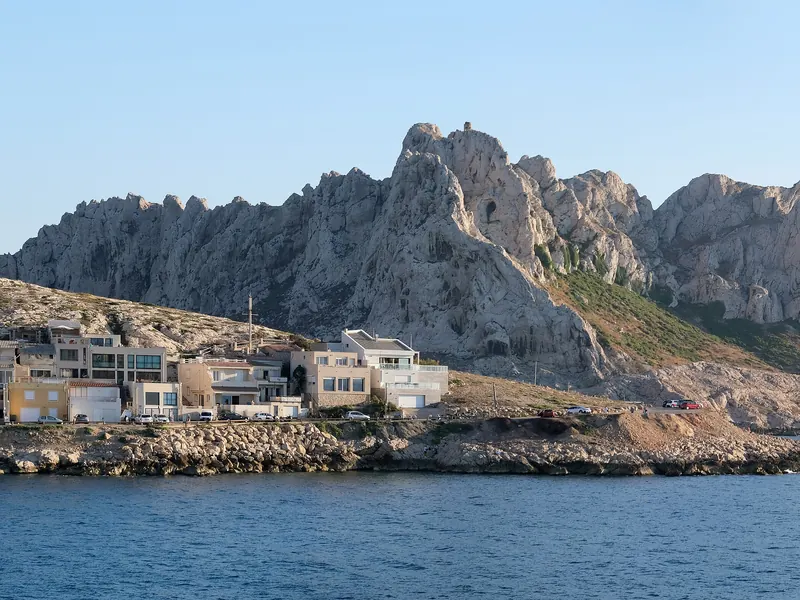Le village des Goudes au bord de la mer, dominé par les massifs calcaires, dans le 8e arrondissement de Marseille