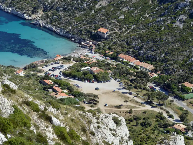 Vue plongeante sur la calanque de Sormiou et ses cabanons, dans le 9e arrondissement de Marseille