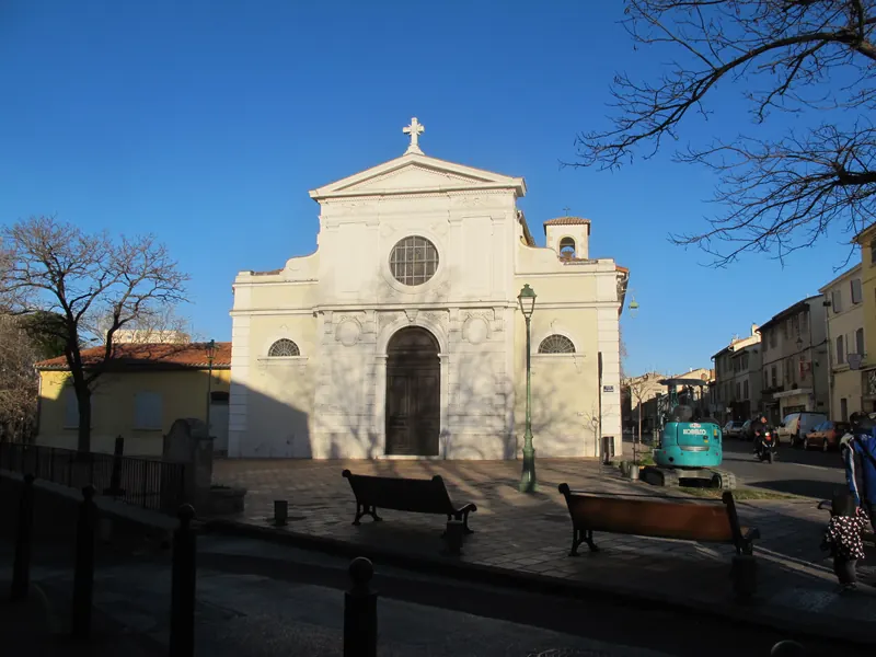 La place du noyau villageois de Saint-Loup et son église, dans le 10e arrondissement de Marseille
