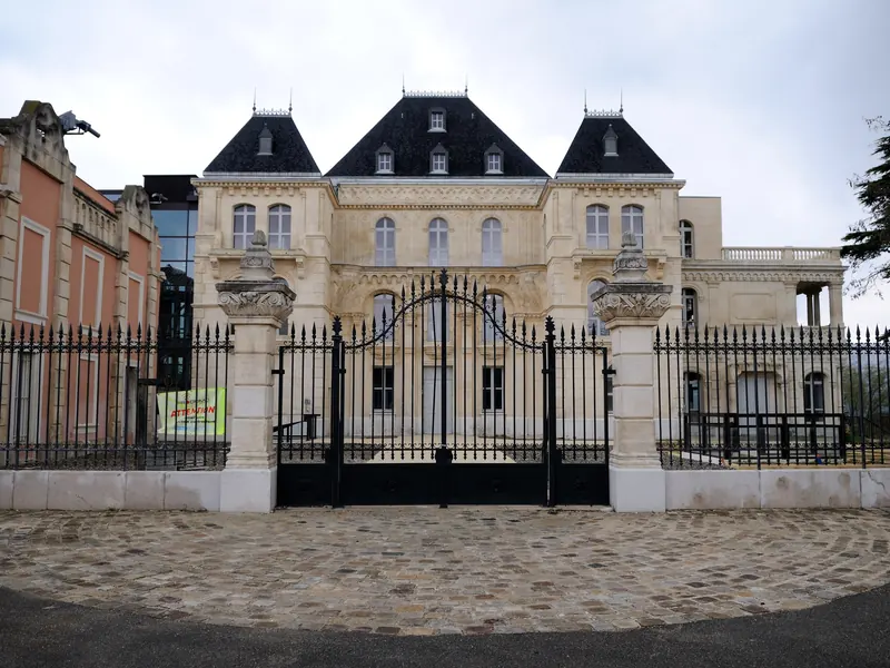 Le château de la Buzine derrière sa grille en fer forgé, dans le 11e arrondissement de Marseille