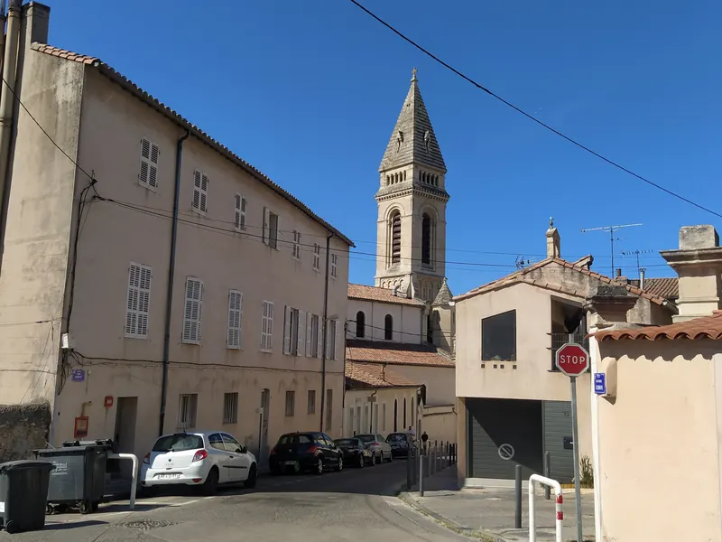 Rue du noyau villageois de Saint-Barnabé avec le clocher de l'église, dans le 12e arrondissement de Marseille