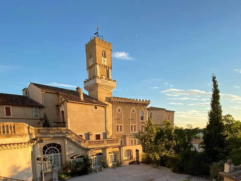 Bâtiments en pierre et clocher du musée provençal de Château-Gombert au soleil du soir, dans le 13e arrondissement de Marseille