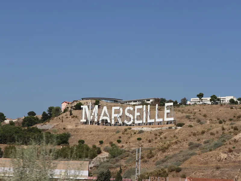Les grandes lettres MARSEILLE installées sur la colline des quartiers Nord, dans le 15e arrondissement