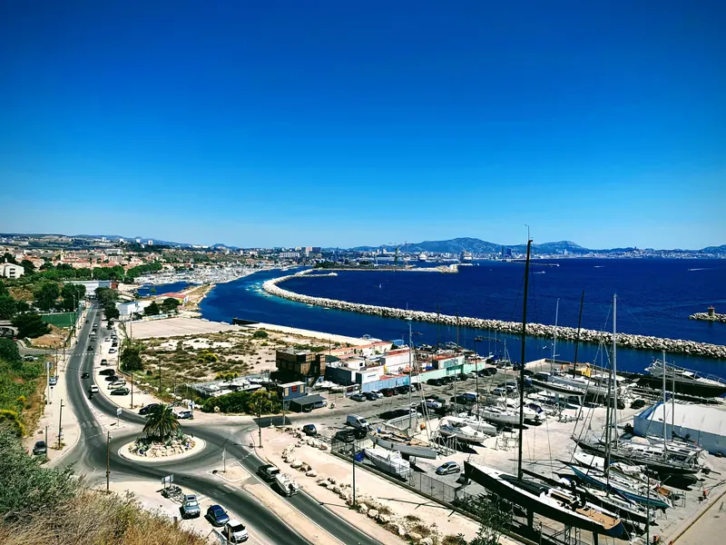 Vue en hauteur sur le port de plaisance et le littoral de l'Estaque, dans le 16e arrondissement de Marseille