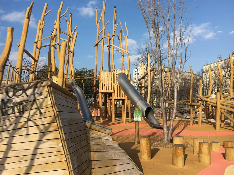 Aire de jeux pour enfants en bois avec bateau, toboggan et tours d'escalade, à Marseille