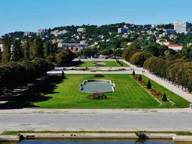 Jardins à la française du parc Borély à Marseille, pelouses et bassin bordés d'allées d'arbres