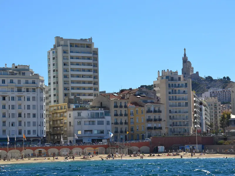 Plage des Catalans à Marseille avec Notre-Dame de la Garde au-dessus des immeubles