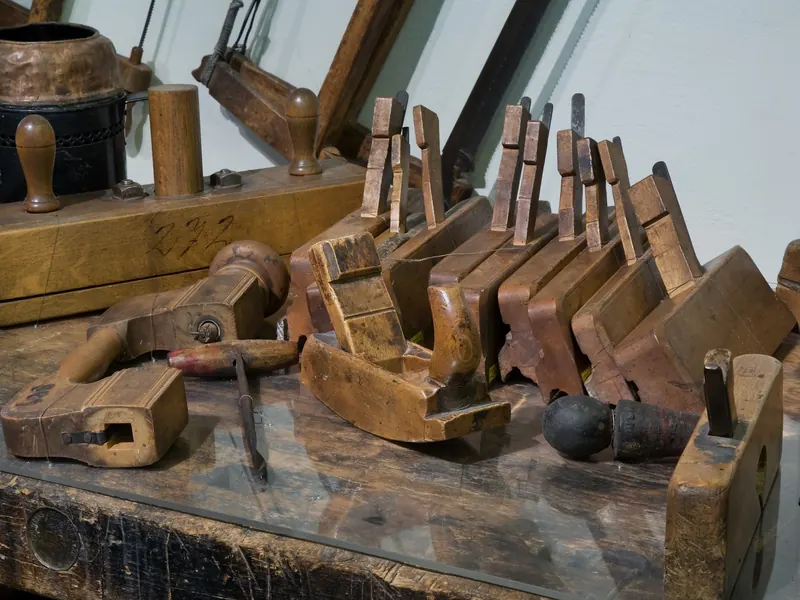 Rabots et outils anciens de menuisier posés sur un établi en bois